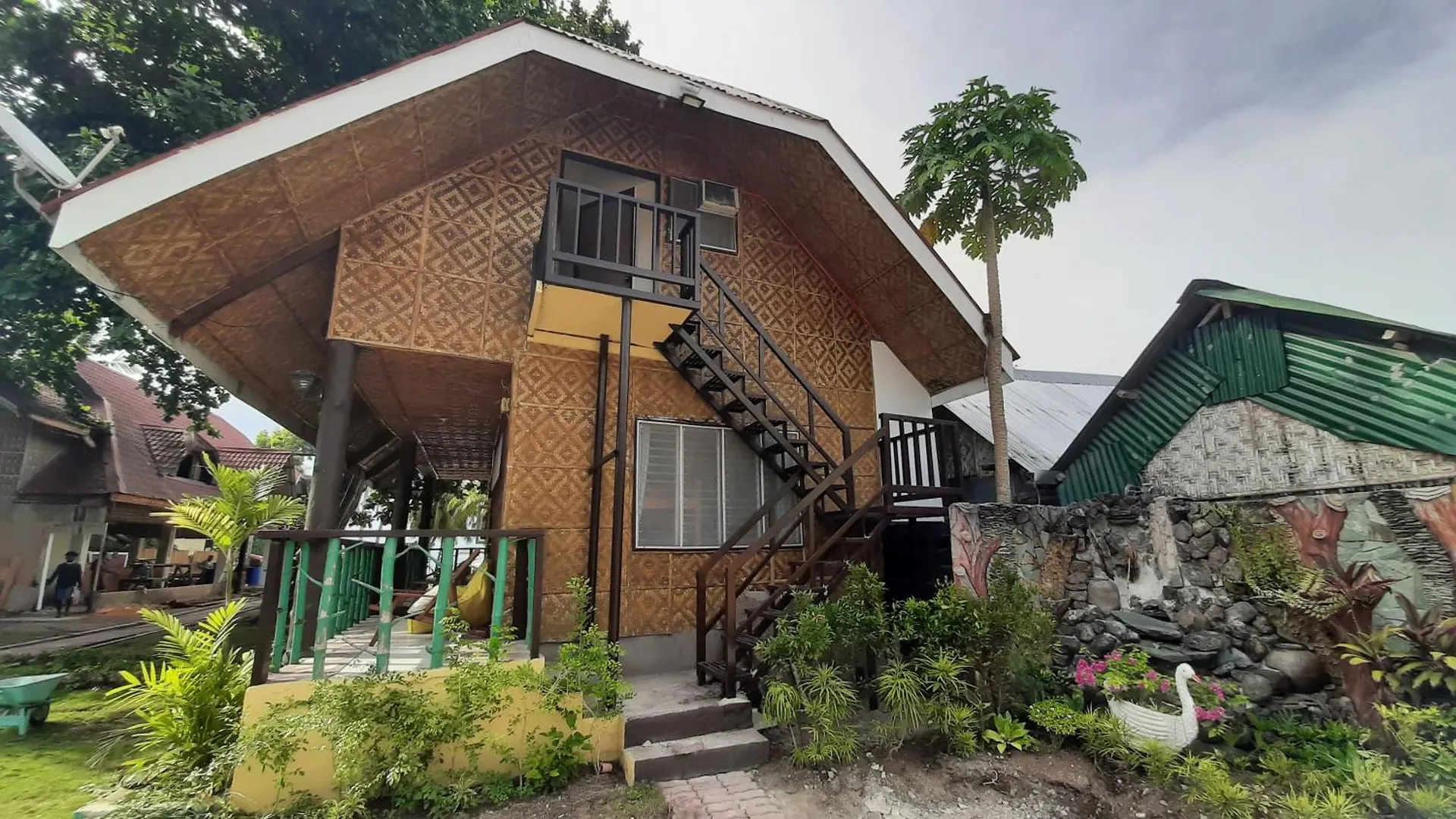 On Board Panglao Beach Hostel & Resort With Free Motorbike Dao